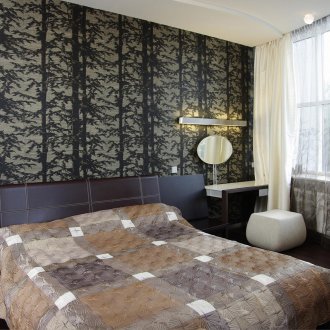 Wallpaper gelap menjadikan bilik tidur lebih selesa dan menyerap cahaya yang berlebihan