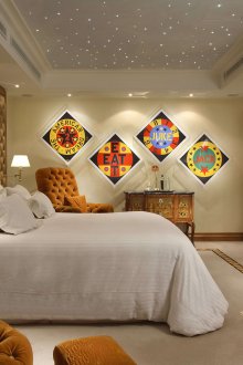 Unsur-unsur terang pada kertas dinding beige di dalam bilik tidur