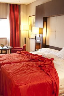 Kertas dinding bilik tidur bergaris menegak