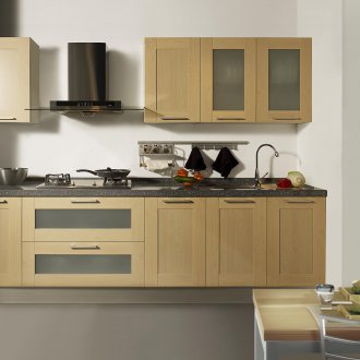 Кухня със стъклени шкафове