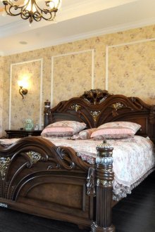 Kertas dinding bunga meringankan perabot bilik tidur klasik yang gelap