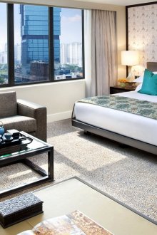 Cetakan berwarna kuning dan putih bercetak menggabungkan dengan baik di dalam bilik tidur