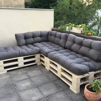 パレットからバルコニーまでのソファ