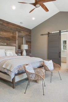 Kertas dinding kelabu dan kayu semula jadi menggabungkan gaya di dalam bilik tidur