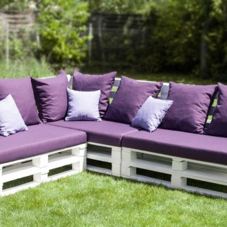 Лилав диван от палети