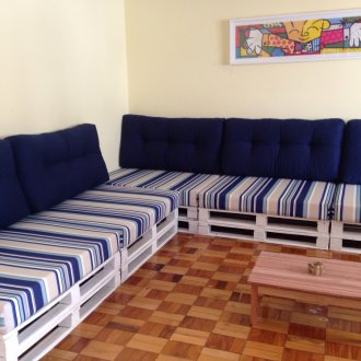 Диван, изработен от палети в интериора