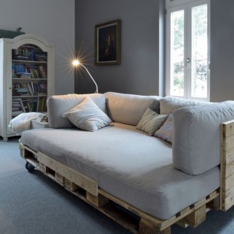 Палетен диван на колела