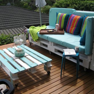 Диван с боядисани палети