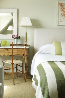 Kertas dinding putih di dalam bilik tidur dengan aksen hijau