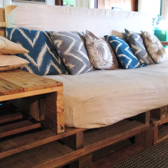 Диван от сив палет