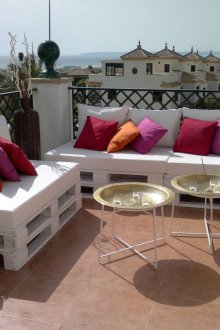 Диван от палет в ориенталски стил