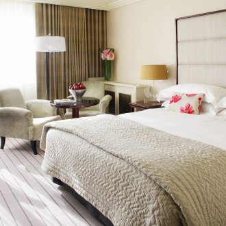 Kertas dinding krim di dalam bilik tidur dalam gaya neoklasik