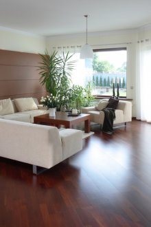 Кафяв под в интериора