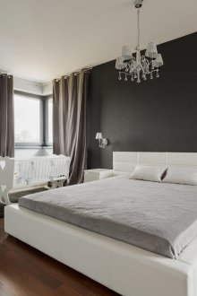 Кафяв ламинат в спалнята