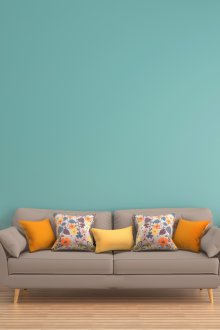 Бежов ламинат и зелени стени