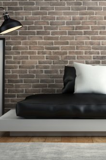 Кафяв под и тухлена стена