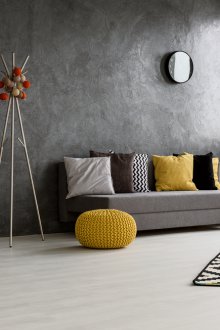 Светъл под и сиви стени