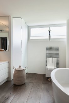 Тъмен под в светла баня