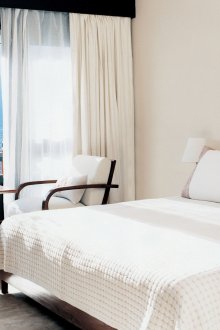 Kertas dinding krim cahaya di dalam bilik tidur minimalis