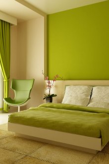 Gabungan kertas dinding krim dan hijau di dalam bilik tidur