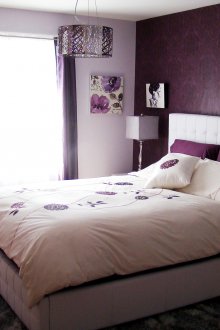 Kertas dinding ungu di dalam bilik tidur