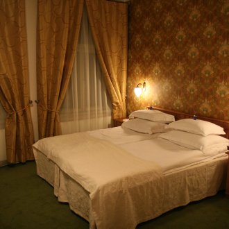 Krim dan kertas dinding berwarna coklat dengan corak di dalam bilik tidur