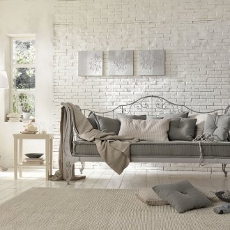 Кован диван на метална рамка