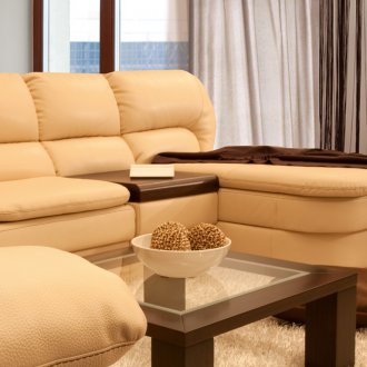 Кожен диван върху метална рамка