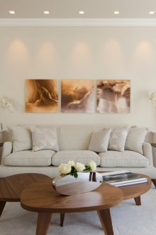 Директен диван върху метална рамка