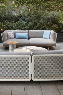 Диван с метална рамка в градината