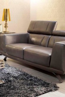 Сив диван върху метална рамка