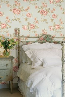 Kertas dinding bunga di dalam bilik tidur desa