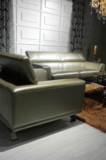 Зелен диван върху метална рамка