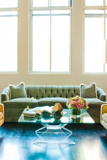 Зелен тапициран диван