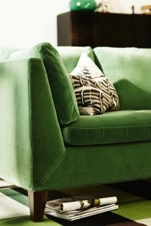 Диван със зелени крака