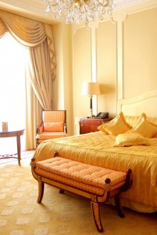 Wayar kuning air dalam bilik tidur neoklasik