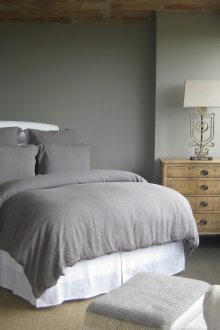 Kertas dinding kelabu di pedalaman bilik tidur Scandinavia