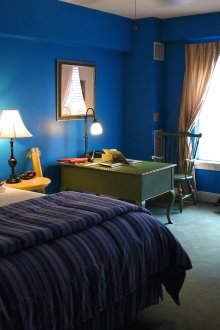 Wallpaper biru kelihatan cantik di dalam bilik tidur yang besar