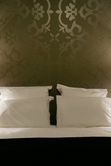 Kertas dinding kelabu dengan corak yang cemerlang di dalam bilik tidur