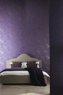 Kertas dinding ungu dengan corak keemasan untuk bilik tidur