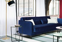 Sofa biru dengan upholsteri satin