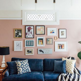 Син кадифеен диван