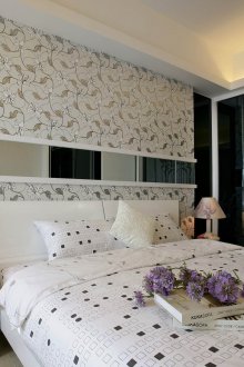 Kertas dinding bunga krim melembutkan ruang bilik tidur moden