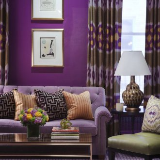 Лилав диван в къщата