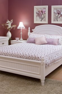 Kertas gelap berwarna merah jambu untuk bilik tidur