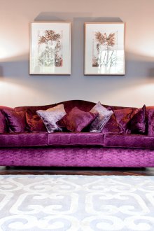 Лилав диван в интериора
