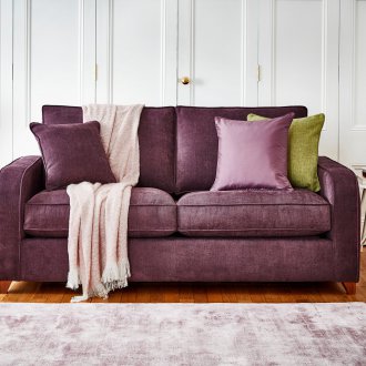 Лилав диван с възглавници