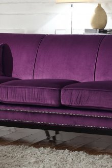 Лилав диван в скандинавски стил
