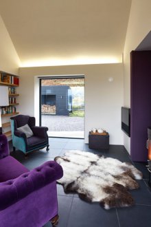 Лилав диван в селска къща