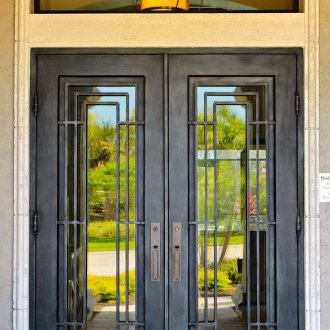 Люлееща се врата от ковано желязо